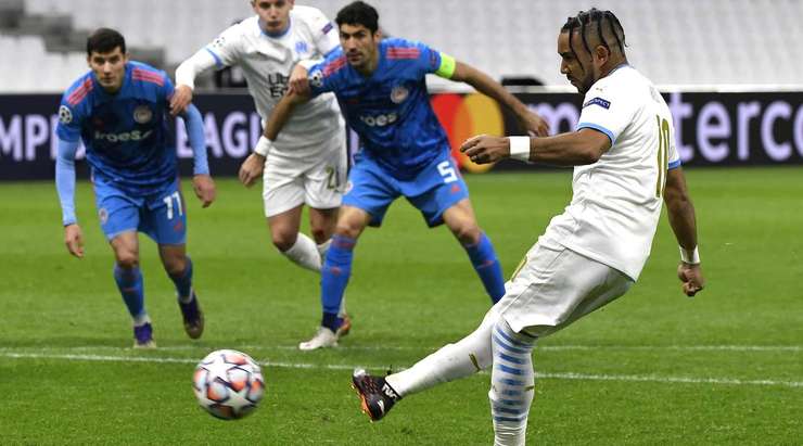 Vào! Dimitri Payet (Marseille) giành chiến thắng trên chấm phạt đền bằng một cú sút không thể cản phá, vượt qua tầm với của thủ môn Jose Sa vào góc cao bên phải.