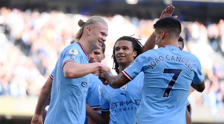 Vào! Joao Cancelo thể hiện nhãn quan tuyệt vời của mình với đường chuyền sắc sảo cho Erling Haaland (Manchester City), người đã rất bình tĩnh dứt điểm gọn gàng vào lưới. Tỉ số là 4:0.