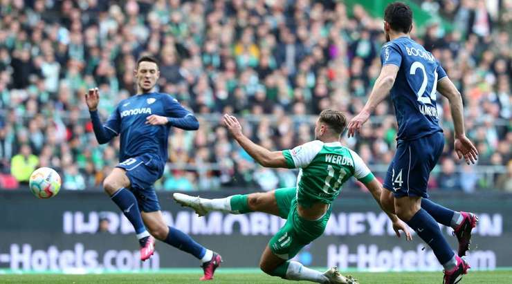 Vào! Anthony Jung đón đường chuyền và đánh đầu kiến tạo cho Niclas Fullkrug (Werder Bremen), người đã khống chế bóng và dứt điểm gọn gàng vào lưới. 1:0.