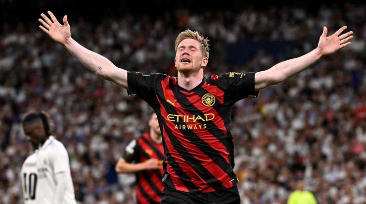 Kevin De Bruyne (Manchester City) lấy bóng tại rìa vòng cấm và tung cú sút một chạm không hề do dự. Anh ấy sút bóng xuất sắc khi nó đi vào góc trái phía dưới. Có thể thực hiện tốt hơn không? Chắc chắn là không. 1:1.
