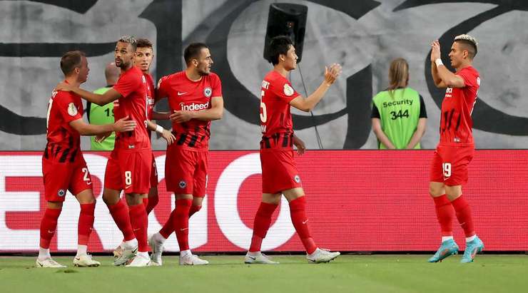 Daichi Kamada (Eintracht Frankfurt) xâm nhập vòng cấm trước khi nhận một đường chuyền tuyệt vời của đồng đội và tung một cú sút chuẩn xác để đánh bại thủ môn. Quả bóng bay vào góc thấp bên trái khung thành.