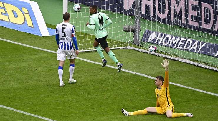 Một đường chuyền sát thủ của đồng đội đưa bóng đến chân Alassane Plea (B. Monchengladbach), đặt anh vào thế đối mặt với thủ môn. Không làm đồng đội của mình thất vọng, cầu thủ này tung một cú sút chìm thành bàn vào mép trong cột dọc bên trái.