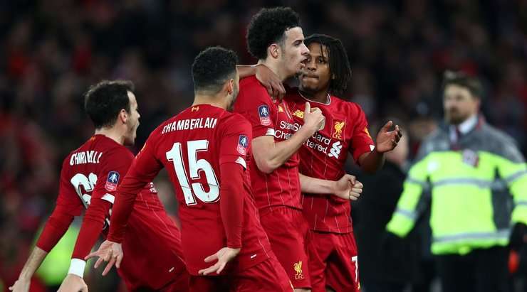 Curtis Jones (Liverpool) kiểm soát bóng tại rìa vòng cấm sau một đường chuyền tầm thấp rất tốt của Divock Origi. Anh ấy tạo khoảng trống cho mình và tung một cú sút tuyệt vời đi thẳng vào góc cao bên phải khung thành, bóng đập cột dọc vào lưới. Tỉ số là 1:0!