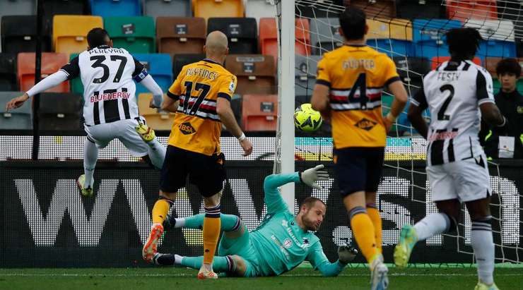 Roberto Pereyra (Udinese) nhận bóng trong vòng cấm, anh xoay trở rất nhanh nhẹn và dễ dàng găm bóng vào sát mép trong cột dọc bên trái.