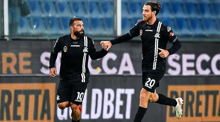 Vào! Daniele Verde (Spezia) đã không do dự tung cú sút ngay ngoài vòng cấm. Đó là một cú sút căng tuyệt đẹp vào góc cao bên trái khung thành, đánh bại thủ môn đối phương.