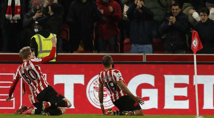 Bryan Mbeumo (Brentford) tiến lên và tự tin thực hiện quả phạt đền, đưa bóng vào phía bên phải khung thành!