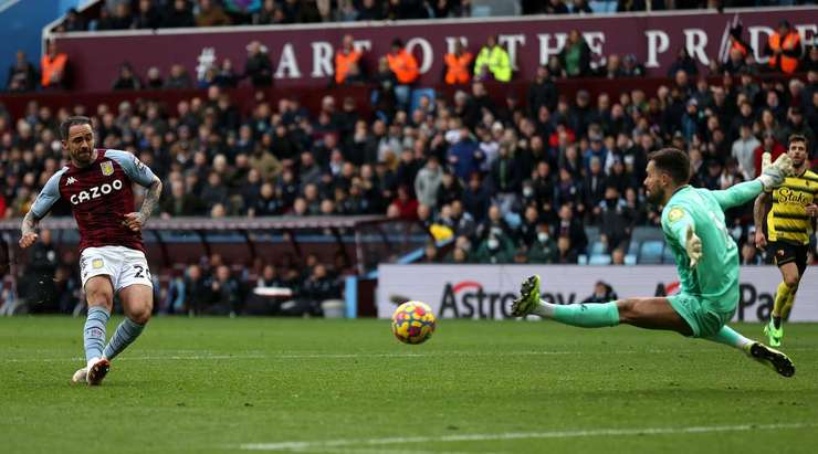 Một đường chuyền tuyệt đẹp đặt Danny Ings (Aston Villa) vào một vị trí trống trải bên trong vòng cấm. Cầu thủ này chỉnh bóng và lách qua sự truy cản của thủ môn, nhưng cú sút quyết định của anh lại đi trúng cột dọc bên phải khi trước mặt chỉ còn lại khung thành bỏ trống!