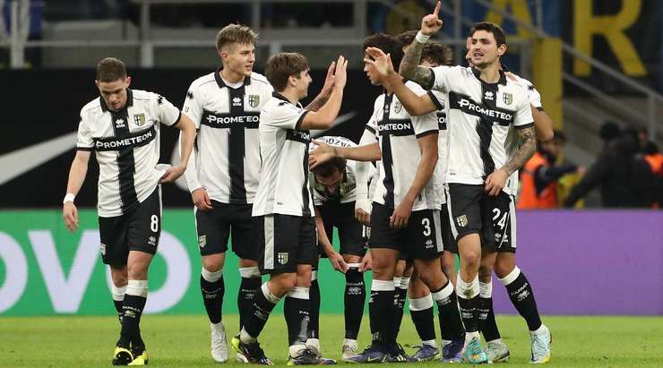 VÀO! Stanko Juric (Parma) nhận một đường chuyền chất lượng, anh tạo khoảng trống cho mình và tung một cú sút xa trái phá, đưa bóng vào góc cao bên phải khung thành. Một bàn thắng ấn tượng!