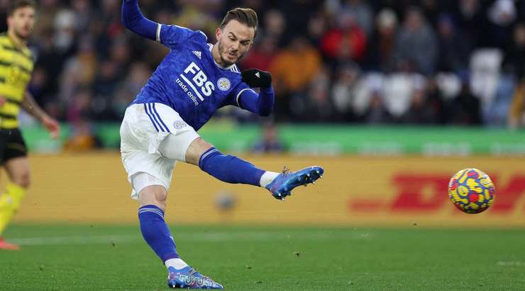 Vào! Một sai lầm tồi tệ từ đối phương đã trao tặng một cơ hội cho James Maddison (Leicester), người đưa bóng vào lưới từ cự li gần. 1:0.