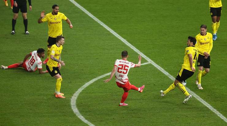 Bóng bật ra và đến chân của Dani Olmo (RB Leipzig) ở ngay bên ngoài vòng cấm. Anh không hề do dự và tung một cú sút tuyệt vời vào sát mé trong cột dọc bên trái. Pha dứt điểm đi ra ngoài tầm với của thủ thành Roman Burki và tỉ số đã được thay đổi thành 1:3.