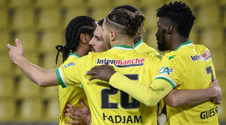 Vào! Andy Delort (Nantes) sút bóng vào góc trái khung thành, vượt qua tầm với của Jean-Louis Leca dù thủ môn đã đổ người hết cỡ.