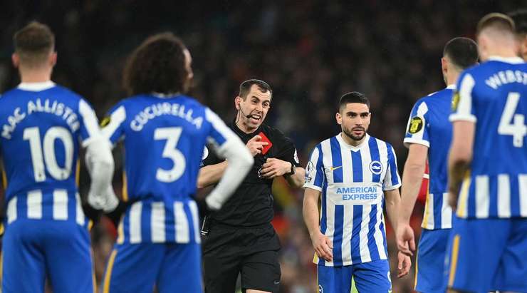 Thẻ đỏ! Lewis Dunk (Brighton) đã phải nhận quyết định rời sân từ trọng tài Peter Bankes sau khi xem xét lại tình huống qua hệ thống VAR.