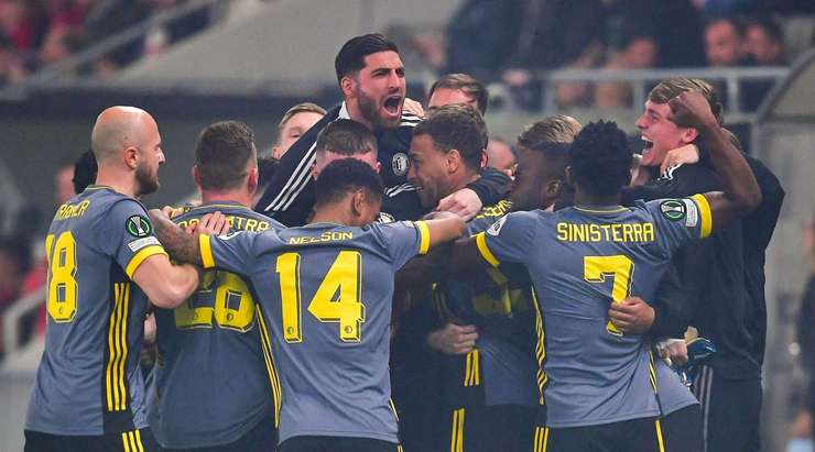Vào! Một sai lầm tồi tệ từ đối phương đã trao tặng một cơ hội cho Cyriel Dessers (Feyenoord), người đưa bóng vào lưới từ cự li gần. 0:1.