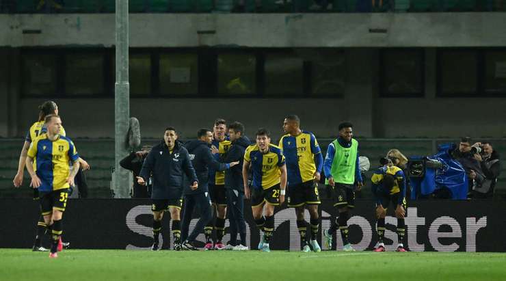 VÀO! Adolfo Gaich (Verona) cắt được bóng từ đường chuyền bất cẩn của thủ môn đối phương và vui vẻ trừng phạt sai lầm đó với cú sút gọn gàng từ tầm một cự ly tầm trung. Tỉ số lúc này là 2:1.