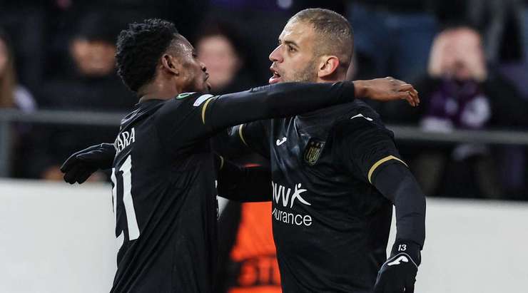 PHẢN LƯỚI NHÀ! Franco Russo (Ludogorets) có một khoảnh khắc đáng quên khi anh vô tình làm đổi hướng cú sút, và đưa bóng thẳng vào khung thành đội nhà! Tỉ số là: 1:0.