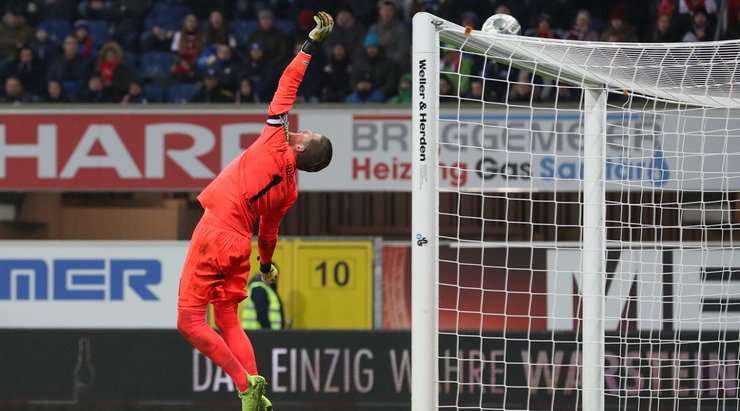 Sebastian Vasiliadis (Paderborn) chớp cơ hội khi bóng bật ra tại rìa vòng cấm, nhưng cú sút của anh lại đi sượt mép trên xà ngang.
