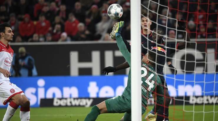 Dayot Upamecano (RB Leipzig) đang ôm đầu thất vọng sau khi bỏ lỡ một cơ hội tuyệt vời! Anh ấy nhận đường chuyền từ quả đá phạt, khống chế bóng gọn gàng và tung một cú sút căng cận thành vào ngay giữa cầu môn. Tuy nhiên, Zackary Steffen đã xuất sắc cản phá. Dayot Upamecano (RB Leipzig) đón một đường bóng bật ra bên trong vòng cấm và tung cú sút đi vọt xà ngang. Anh đang ôm đầu than thân trách phận vì đã bỏ lỡ một cơ hội quá ngon ăn!
