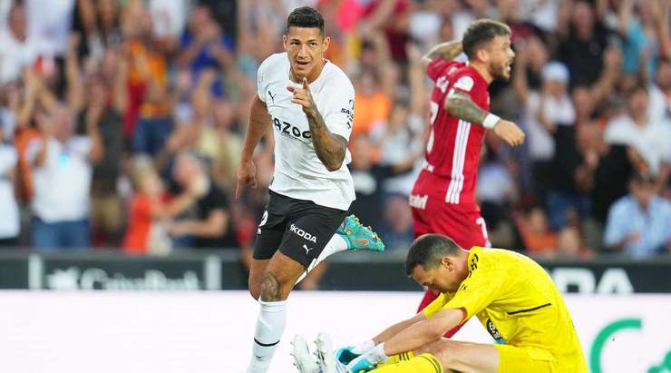 Một tuyệt phẩm ngay ngoài vòng cấm! Marcos Andre (Valencia) sút bóng với một tốc độ và lực sút kinh hoàng vào góc thấp bên trái khung thành.