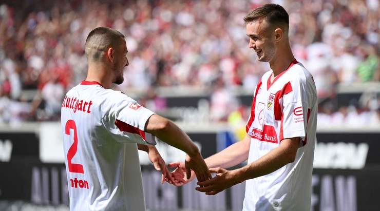 Chris Fuhrich nhận trách nhiệm đá phạt góc và chuyền bóng một cách hoàn hảo cho Sasa Kalajdzic (VfB Stuttgart), người đã nhảy lên cao nhất và bình tĩnh đánh đầu rất mạnh, đưa bóng đi chìm vào ngay giữa khung thành. Tỉ số bây giờ là 1:0.