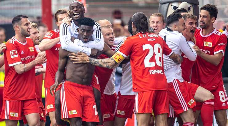 Taiwo Awoniyi (Union Berlin) có một pha đi bóng độc diễn tuyệt vời và dứt điểm từ trong vòng cấm, đánh bại thủ môn Michael Esser với một cú sút vào góc trái phía dưới. Tỉ số bây giờ là: 3:2.