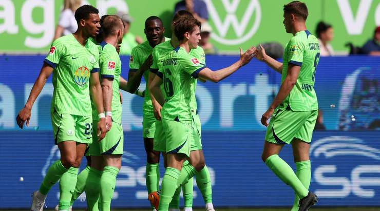 Vào! Ridle Baku treo bóng vào sâu trong vòng cấm kiến tạo cho Jakub Kaminski (Wolfsburg) ở một vị trí trống trải, và cú đánh đầu cận thành của cầu thủ này đã đưa bóng vượt qua tầm với của thủ môn đi vào góc trái khung thành. Tỉ số là 1:0.