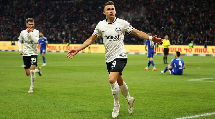 Vào! Rafael Borre (Eintracht Frankfurt) chớp cơ hội sau một tình huống bóng bật ra trong vòng cấm và đánh bại thủ môn với một cú sút vào góc thấp bên trái. Tỉ số đã được nâng lên: 2:0.