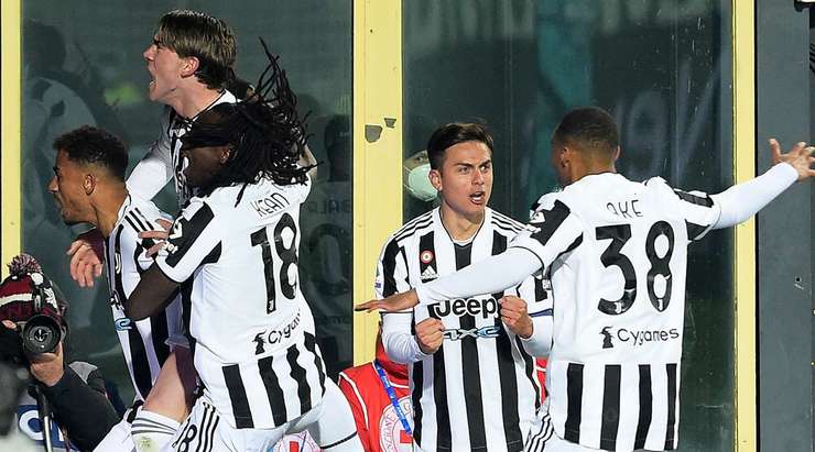 Paulo Dybala nhận trách nhiệm đá phạt góc và chuyền bóng một cách hoàn hảo cho Danilo (Juventus), người đã nhảy lên cao nhất và bình tĩnh đánh đầu rất căng vào góc trái khung thành. Tỉ số bây giờ là 1:1.