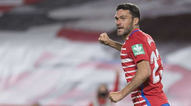 Vào! Jorge Molina (Granada CF) đã có mặt đúng lúc đúng chỗ để lấy bóng bật ra trong vòng cấm, và anh ấy sút bóng vào chính giữa mành lưới. Tỉ số là 1:2.