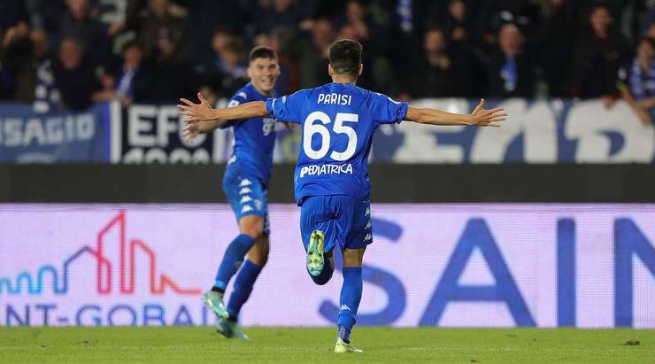 Fabiano Parisi (Empoli) là người đầu tiên đón bóng bật ra và tung cú đánh đầu đập xà ngang vào lưới! Bóng đi quá khó và thủ môn đã không thể làm được gì hơn.