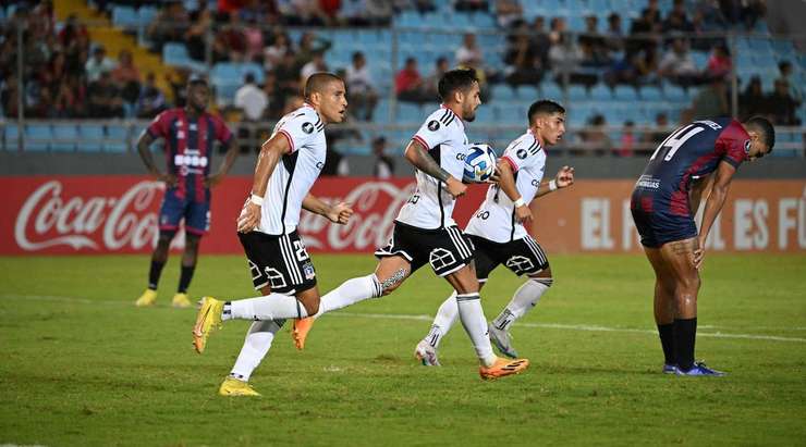 Vào! Marco Bolados (Colo Colo) chớp cơ hội sau một tình huống bóng bật ra trong vòng cấm và đánh bại thủ môn với một cú sút vào góc thấp bên trái. Tỉ số đã được nâng lên: 1:1.