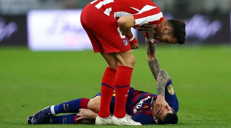 Một cầu thủ đối phương tự đứng dậy sau khi bị làm ngã bởi Saul (Atl. Madrid). Jose Luis Gonzalez đã nhìn thấy pha chuồi bóng của anh ấy và thổi phạt.