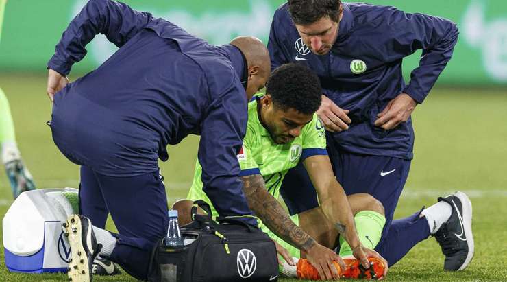 Niko Kovac buộc phải có sự thay người ngoài kế hoạch khi Paulo Otavio dính chấn thương Kevin Paredes (Wolfsburg) vào sân.