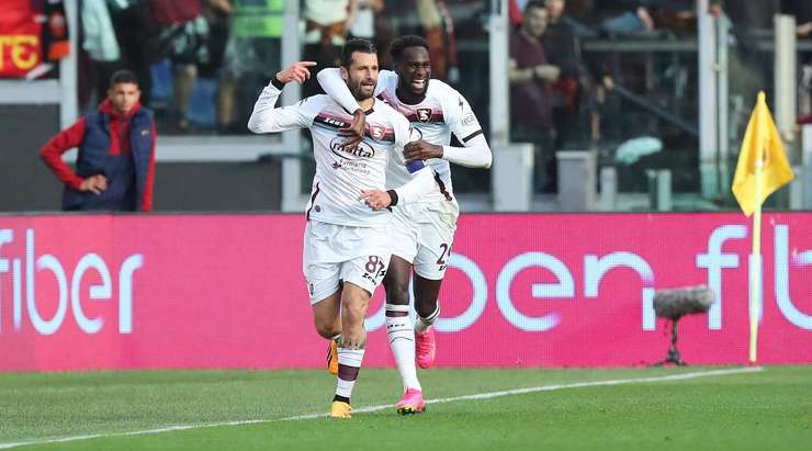 Một cú sút tuyệt vời! Antonio Candreva (Salernitana) thể hiện sự bình tĩnh tuyệt vời trong vòng cấm để tung một cú sút nhanh vào góc cao bên phải khung thành. Tỉ số là 0:1.