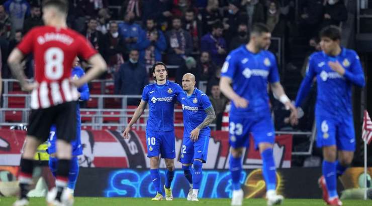 Vào! Djene treo một đường bóng sắc sảo vào vòng cấm theo hướng di chuyển của Enes Unal (Getafe). Cầu thủ này bật lên rất cao để tung một cú đánh đầu căng như kẻ chỉ từ giữa vòng cấm vào góc phải khung thành. Thủ môn Unai Simon đã không có cơ hội nào để cản phá. 0:1!