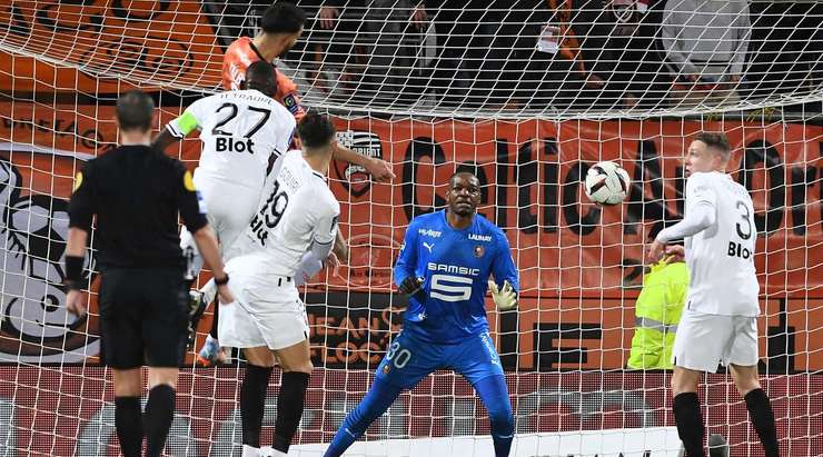 Vàoo! Enzo Le Fee nhận trách nhiệm thực hiện quả phạt góc, còn Montassar Talbi (Lorient) là người đã chạm được đầu vào quả bóng và đưa nó vào góc phải khung thành. Tỉ số là 1:0.