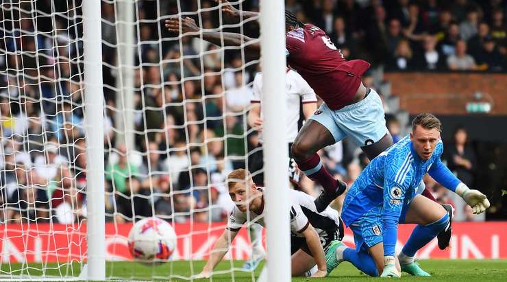 Harrison Reed (Fulham) tham gia ngăn cản cú sút của đối phương nhưng rất không may anh làm chệch hướng bóng. Bóng từ từ đi vào lưới trong sự bất lực của thủ môn!