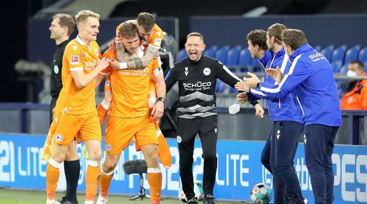 Fabian Klos (Arminia Bielefeld) ghi bàn từ một vị trí khó. Anh ấy bật cao để đón quả tạt và đánh đầu đập đất vào phía trong cột dọc bên phải. Một pha dứt điểm xuất sắc.