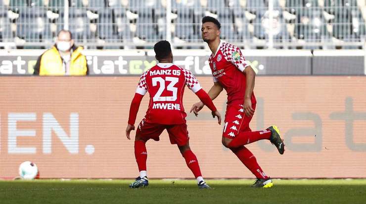 Một màn trình diễn kỹ thuật thú vị! Karim Onisiwo (Mainz) đón một quả tạt ngay bên ngoài vòng 16m50 và phóng một quả tên lửa chuẩn xác vào sát cột dọc bên phải, ghi tên mình lên bảng tỉ số với một bàn thắng đẹp mắt.