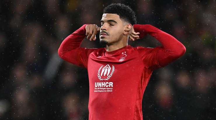 Vào! Morgan Gibbs-White (Nottingham) tinh quái dừng lại một nhịp trước khi sút, chờ cho thủ môn Jose Sa đổ người trước khi bình tĩnh đưa bóng vào góc trái khung thành.