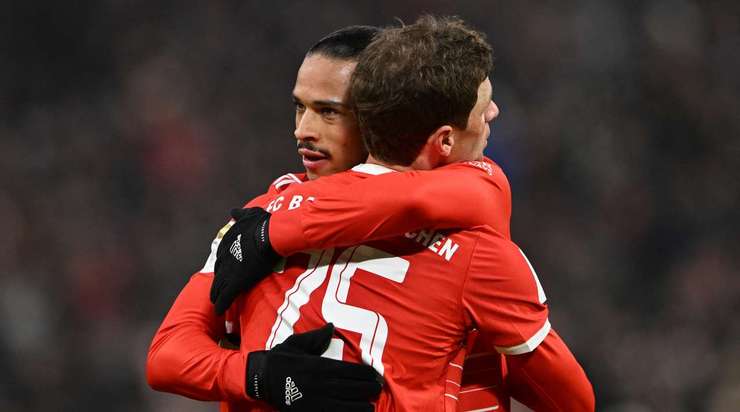 Leroy Sane (Bayern Munich) đón một đường chuyền trong vòng cấm và ghi bàn với một cú sút chìm vào giữa khung thành. Thủ môn đã không thể làm gì được.