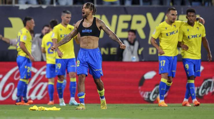 VÀO! Đó là một cú sút phạt đền tuyệt vời của Theo Bongonda (Cadiz) về phía góc thấp bên phải khung thành, không có một chút cơ hội nào cho thủ môn Jordi Masip để cản phá!