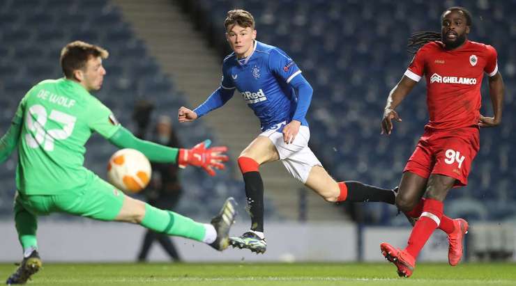 Một đường chuyền xé toang hàng phòng ngự đưa bóng đến chân Nathan Patterson (Rangers) trong vòng cấm và cầu thủ này đã không bỏ lỡ cơ hội! Anh sút bóng chuẩn xác vào góc thấp bên trái khung thành.