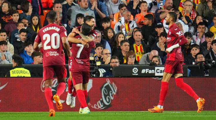 Vào! Gonzalo Montiel trả bóng về tuyến sau cho Suso (Sevilla). Và từ một vị trí gần rìa vòng cấm, cầu thủ này đánh bại thủ môn bằng một cú sút hiểm hóc vào góc thấp bên trái khung thành. Tỉ số là 0:2.