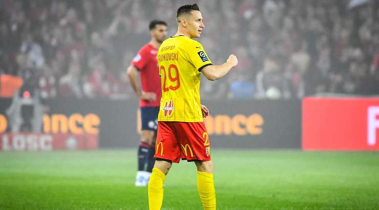 Vào! Przemyslaw Frankowski (Lens) sút bóng bật ra vào góc trái phía dưới sau khi bóng đến chỗ anh ấy trong vòng cấm. Tỉ số là 0:1.