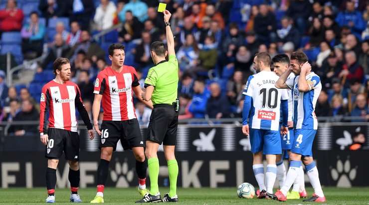 Một chiếc thẻ vàng cho pha tắc bóng của Mikel Vesga (Ath Bilbao). Trọng tài Jose Sanchez đã đưa ra quyết định một cách rất quả quyết.