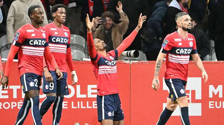 VÀO! Bóng được treo vào từ quả phạt góc và Alexsandro (Lille) chạy chỗ rất tốt để tung một cú đánh đầu hoàn hảo vào góc phải cầu môn. Tỉ số của trận đấu đã được nâng lên: 2:1.