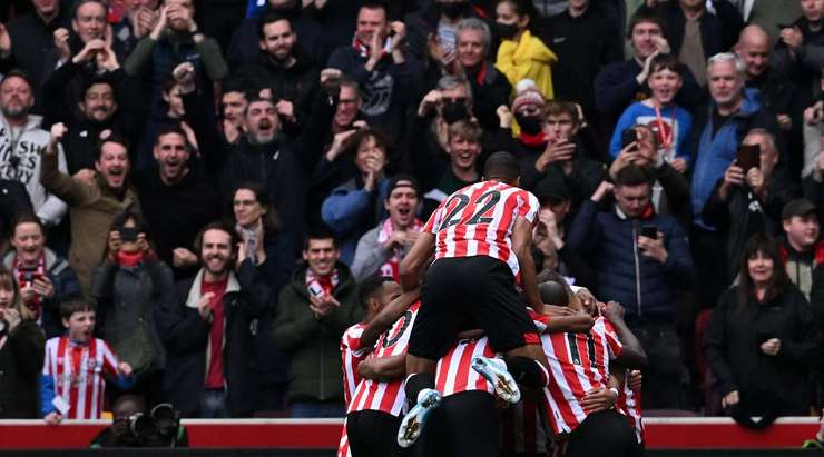 Vào! Sau khi nhận một đường chuyền tốt, Bryan Mbeumo (Brentford) tung một cú sút đi thẳng vào góc thấp bên phải khung thành. Một tình huống phối hợp đồng đội tuyệt vời!