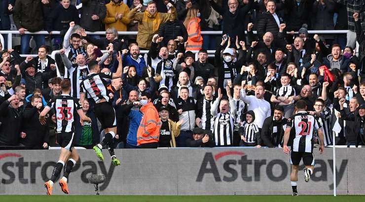 Bóng từ quả đá phạt tìm đến Fabian Schar (Newcastle Utd), người đang ở một vị trí rất trống trải và anh đã ghi bàn với một cú đánh đầu sấm sét vào sát mép trong cột dọc bên phải. Một cú đánh đầu tầm xa siêu phẩm!