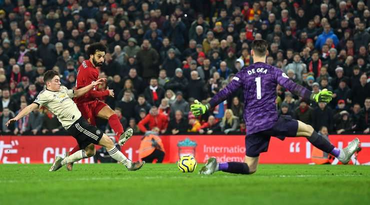 Mohamed Salah (Liverpool) kết thúc nỗ lực đi bóng đẹp mắt của mình với một cú sút xuất sắc từ trong vòng cấm. Bóng đi chìm vào giữa khung thành và David de Gea chỉ có thể vào lưới nhặt bóng. Tỉ số là 2:0.