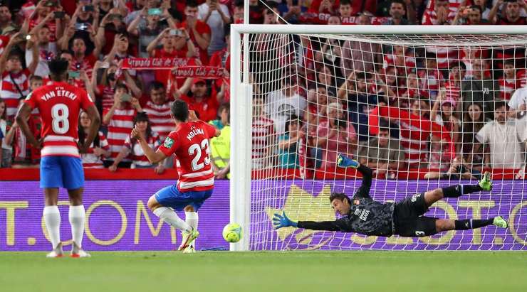 Jorge Molina (Granada CF) không thể chuyển hóa được quả phạt đền. Cú sút của anh đi chệch cột dọc bên trái trong gang tấc.